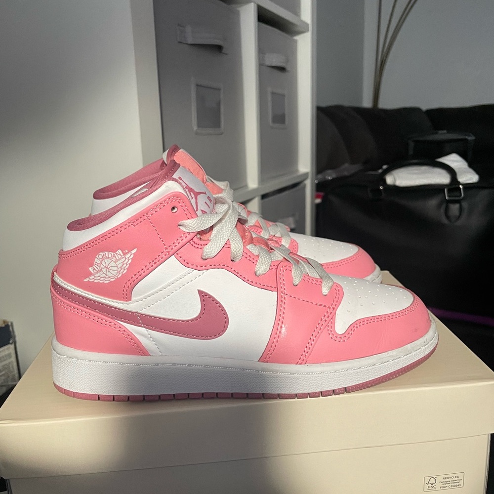 Air Jordan 1 Mid GS 'Valentine's Day 2023'